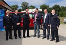 Općinski načelnik Stjepan Ivoš i župan Ivan Celjak uručili novo vatrogasno vozilo DVD-u Mahovo